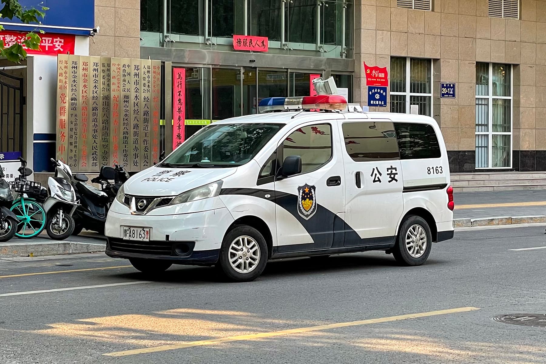 2022 Nissan NV200 — Nissan NV200 police van on Jingba Road